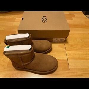 Ugg women classic mini II size 5 color chestnut